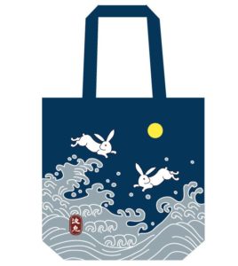 波うさぎデニム 兎が2匹波の間ではねている