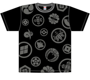 前面に家紋の文様を黒のメタリックインクでプリントしました。 家紋の柄が光にあたるとキラリと反射し、かっこいいTシャツになりました。